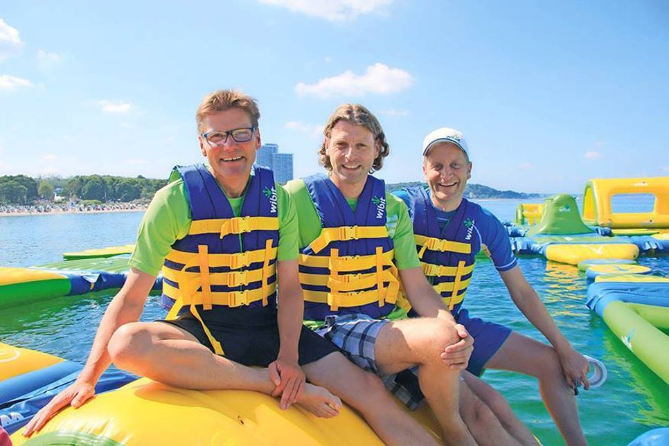 Tourismuschef Joachim Nitz (von links), Timmendorfer Strands neuer Bürgermeister Robert Wagner und Romann Rademacher, Inhaber der Wibit Sports GmbH, nach der offiziellen Eröffnung des WaterSports-Park in Timmendorfer Strand. (Foto: Rosin/TSNT)