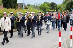 Der Umzug marschiert durch Stein.