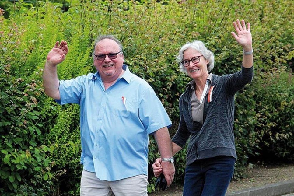 Bürgermeister Peter Dieterich mit Frau Heidi gehen vergnügt mit.
