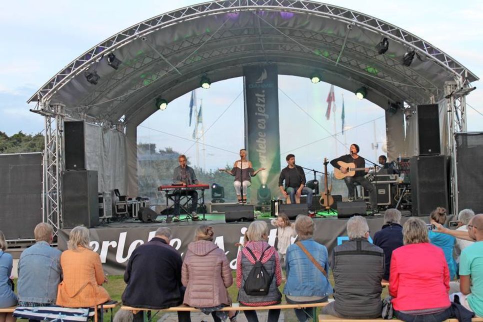 Dahme. Mit Stolz kündigten am vergangenen Mittwochabend Touristikleiterin Ulrike Dallmann und Veranstaltungsleiter Florian Uthoff die Gruppe Godewind auf der Bühne vom Eventgelände in Dahme an. Im Rahmen von „Legenden am Strand“ war es gelungen, die schleswig-holsteinische Kultband mit ihren vielen platt- und hochdeutschen Songs an den Nordstrand zu holen. Sowohl die Mitglieder von Godewind als auch die zahlreichen Besucher genossen den gemütlichen und fast familiären Rahmen der Veranstaltung bei traumhaftem Wetter. Die Kultsongs von Godewind sorgten zusammen mit den angenehmen Temperaturen und fast kompletter Windstille für eine hervorragende Stimmung. (ab)