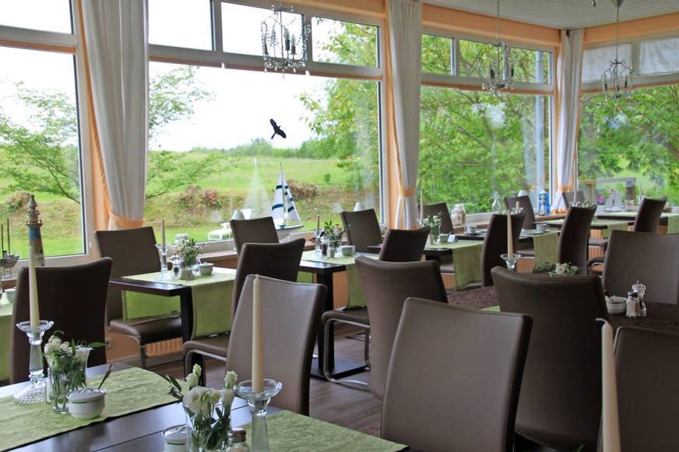 Außerhaus-Gäste können sich selbst einen Einblick von der Neugestaltung des Restaurants verschaffen - sei es bei einer kurzen Führung durch das Hotel oder bei einem reichhaltigen Frühstücksbuffet.