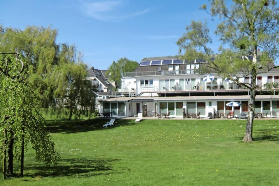 Auf einem 60.000 Quadratmeter großen Gelände, nur 800 Meter von der Ortsmitte Grömitz, 1.700 Meter vom Hauptbadestrand und 500 Meter vom Golfplatz entfernt, befindet sich das Familien-Hotel. Foto: Familie Langbehn.