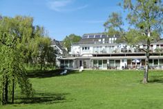 Auf einem 60.000 Quadratmeter großen Gelände, nur 800 Meter von der Ortsmitte Grömitz, 1.700 Meter vom Hauptbadestrand und 500 Meter vom Golfplatz entfernt, befindet sich das Familien-Hotel. Foto: Familie Langbehn.