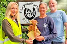 Sie werben für die Rettung der kleinen Kitze: Kristin Scharnberg, Tanja und Manfred Duchâteau (v. l.) vom Verein Rehkitzrettung Probstei.