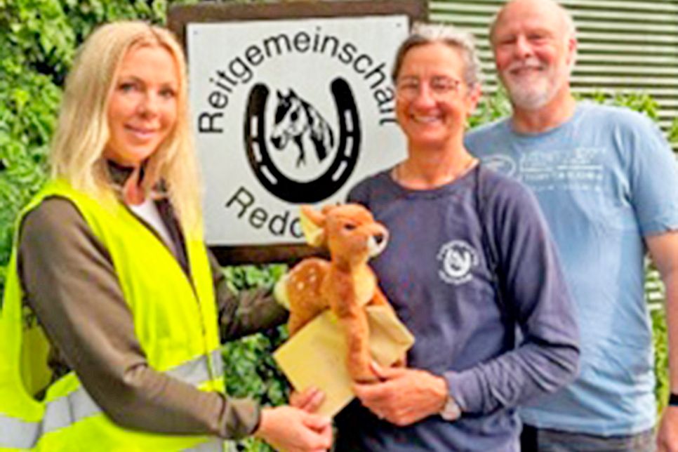 Sie werben für die Rettung der kleinen Kitze: Kristin Scharnberg, Tanja und Manfred Duchâteau (v. l.) vom Verein Rehkitzrettung Probstei.