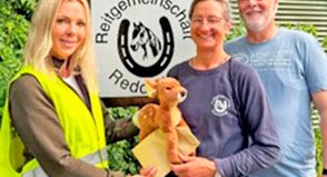 Sie werben für die Rettung der kleinen Kitze: Kristin Scharnberg, Tanja und Manfred Duchâteau (v. l.) vom Verein Rehkitzrettung Probstei.