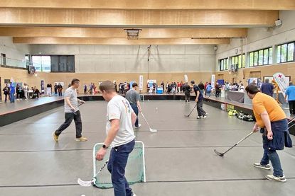 Floorball inmitten des Marktes