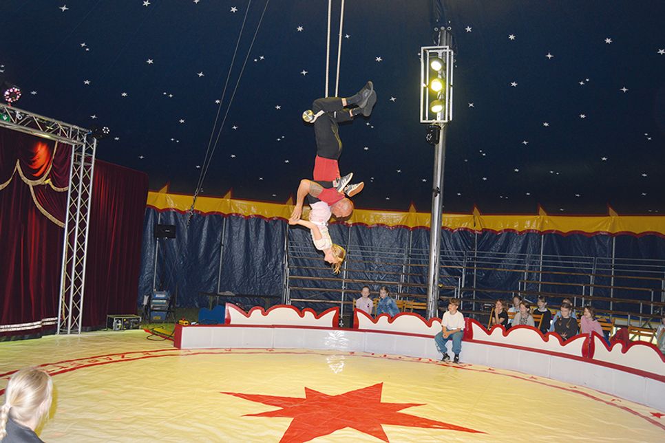Mit dem Projektzirkus „Zaretti“: Cleverbrücker Grundschüler glänzten in der Manege