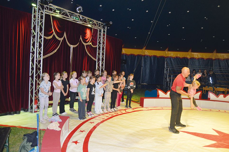 Mit dem Projektzirkus „Zaretti“: Cleverbrücker Grundschüler glänzten in der Manege
