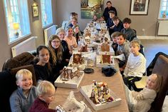 In fröhlicher Atmosphäre wurden Knusperhäuschen verziert.