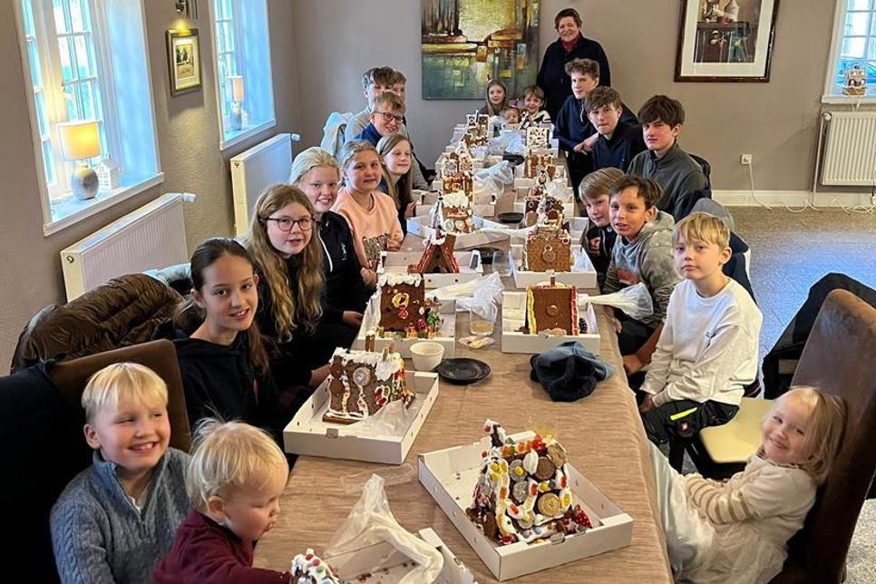 In fröhlicher Atmosphäre wurden Knusperhäuschen verziert.