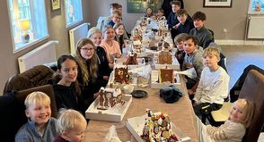 In fröhlicher Atmosphäre wurden Knusperhäuschen verziert.