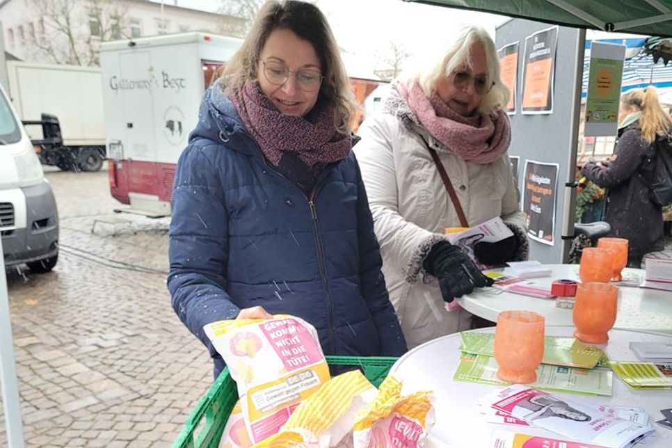 Die Tüten tragen die Aufschrift „Gewalt kommt nicht in die Tüte“ und die Telefonnummer 116 016 des bundesweiten Hilfetelefons Gewalt gegen Frauen.