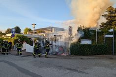 Die Feuerwehr konnte das Übergreifen auf Nachbargebäude verhindert.