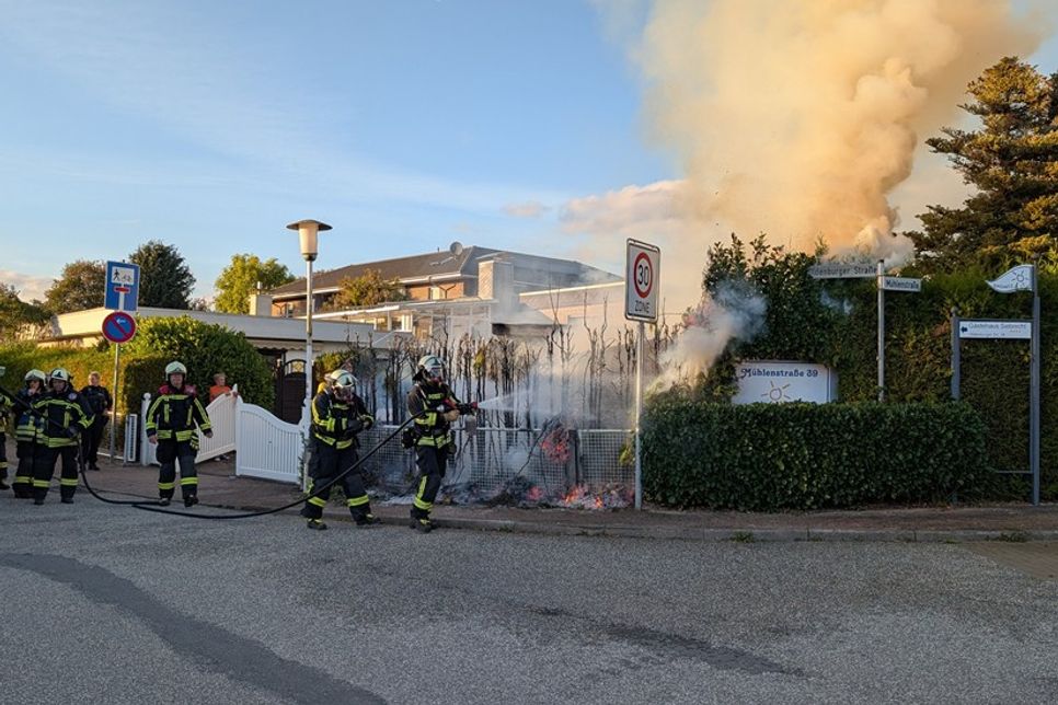 Die Feuerwehr konnte das Übergreifen auf Nachbargebäude verhindert.