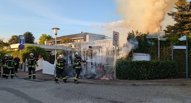 Die Feuerwehr konnte das Übergreifen auf Nachbargebäude verhindert.