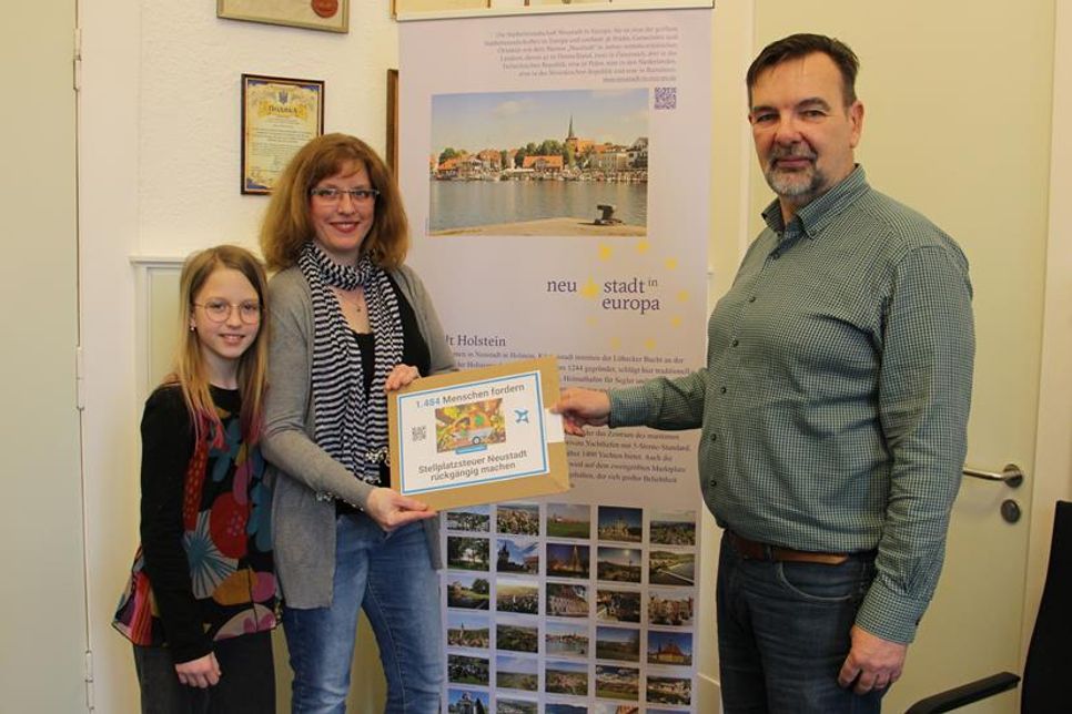 Paulina (10) und Anne Jung aus Reinbek haben am Freitag die Ergebnisse der Petition an den Ersten Stadtrat Dirk Vowe übergeben.