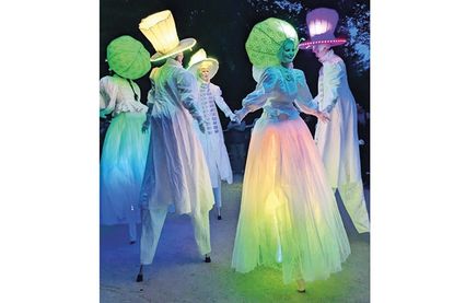 An beiden Veranstaltungstagen zwischen 17.30 und 21 Uhr verzaubern beleuchtete Stelzenläufer den Kurpark.