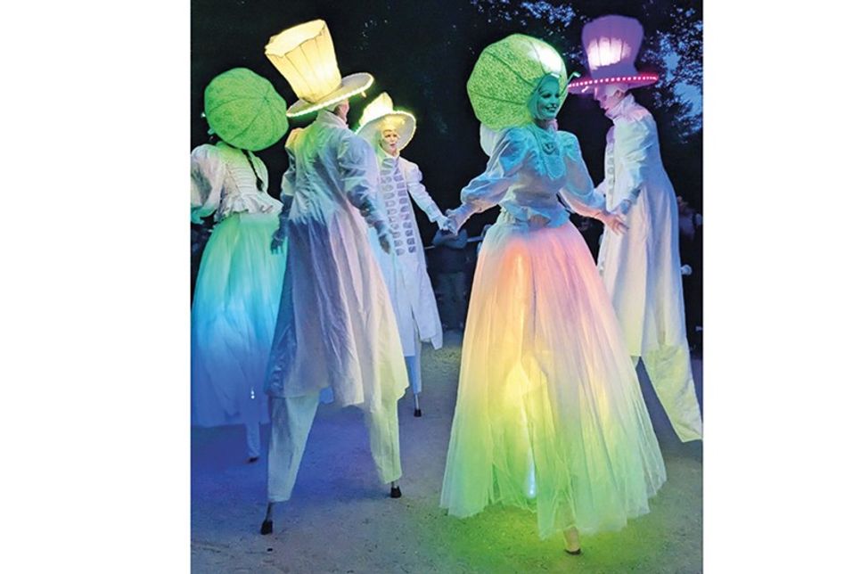 An beiden Veranstaltungstagen zwischen 17.30 und 21 Uhr verzaubern beleuchtete Stelzenläufer den Kurpark.