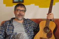 Detlev Uhle gibt als „Uhlenspegel“ ein Konzert mit oft plattdeutschen Texten.