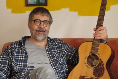 Detlev Uhle gibt als „Uhlenspegel“ ein Konzert mit oft plattdeutschen Texten.