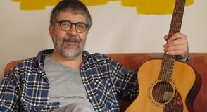 Detlev Uhle gibt als „Uhlenspegel“ ein Konzert mit oft plattdeutschen Texten.