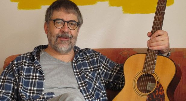 Detlev Uhle gibt als „Uhlenspegel“ ein Konzert mit oft plattdeutschen Texten.