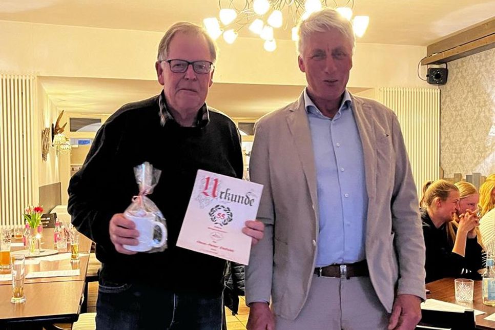 Claus-Peter Einfeldt (lks.) wird vom 1. Vorsitzenden Detlev Behrens für seine 55-jährige Vereinsmitgliedschaft geehrt.