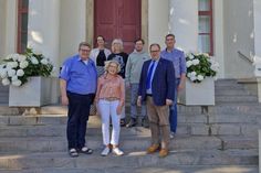 Die Bürgerstiftung Region Neustadt nimmt ihre Arbeit wieder auf (v. lks.): Probst Dirk Süssenbach, Christina Pophal (Stiftungsreferentin), Rita Beinhölzl, Brigitte Rahlf-Behrmann (Bürgerstiftung Ostholstein), Dr. Daniel Maaser, Bürgermeister Mirko Spieckermann und Matthias Amelung. 
Nicht auf dem Bild: Jörg Schumacher und Wiebke Watzlawek (Bürgerstiftung Ostholstein) sowie Sven Muchow, Christoph Rakel, Tim Struck und Susanne Dox (Stiftungsreferentin).