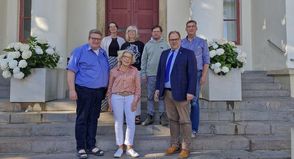 Die Bürgerstiftung Region Neustadt nimmt ihre Arbeit wieder auf (v. lks.): Probst Dirk Süssenbach, Christina Pophal (Stiftungsreferentin), Rita Beinhölzl, Brigitte Rahlf-Behrmann (Bürgerstiftung Ostholstein), Dr. Daniel Maaser, Bürgermeister Mirko Spieckermann und Matthias Amelung. 
Nicht auf dem Bild: Jörg Schumacher und Wiebke Watzlawek (Bürgerstiftung Ostholstein) sowie Sven Muchow, Christoph Rakel, Tim Struck und Susanne Dox (Stiftungsreferentin).