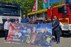 Übergabe des Banners der Kampagne „Respekt für Retter“ durch Kreispräsidentin Petra Kirner (lks.) und Bürgermeister Mirko Spieckermann (re.) an Benjamin Haase (2. v. lks.).