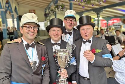 Königsschütze Christoph Gebhardt (mit Pokal) feierte mit seinen Gildebrüdern Hauke Carstensen, Mark Meyer und Christoph Möhring (von links).