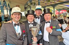 Königsschütze Christoph Gebhardt (mit Pokal) feierte mit seinen Gildebrüdern Hauke Carstensen, Mark Meyer und Christoph Möhring (von links).