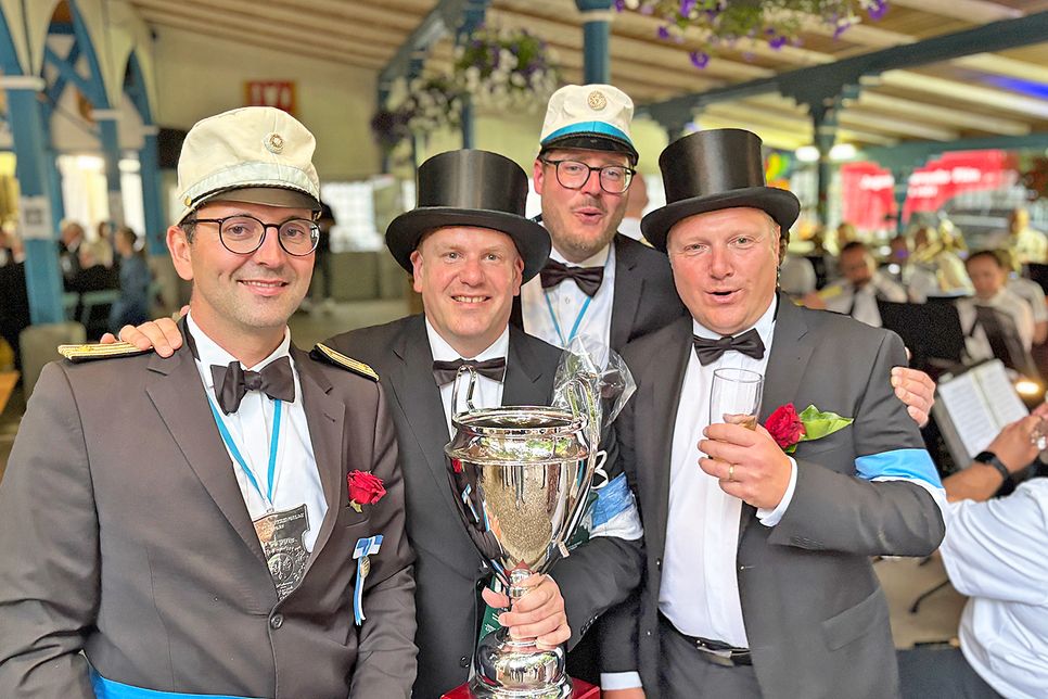 Königsschütze Christoph Gebhardt (mit Pokal) feierte mit seinen Gildebrüdern Hauke Carstensen, Mark Meyer und Christoph Möhring (von links).