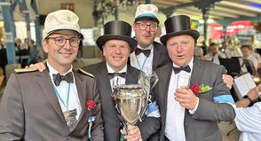 Königsschütze Christoph Gebhardt (mit Pokal) feierte mit seinen Gildebrüdern Hauke Carstensen, Mark Meyer und Christoph Möhring (von links).