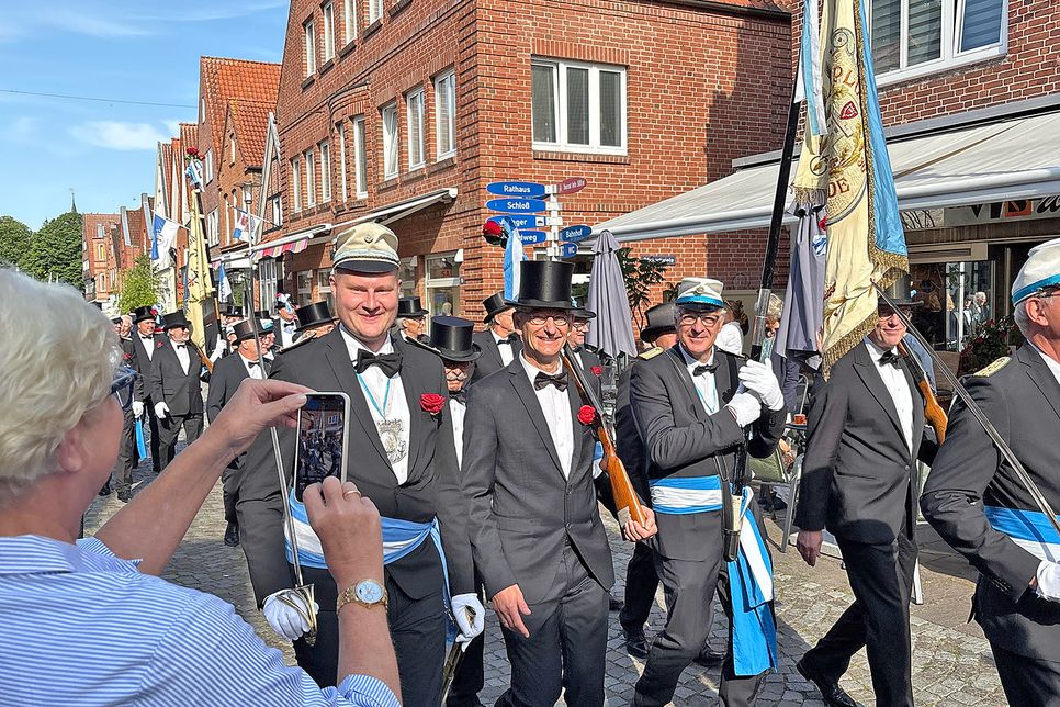Schon frühmorgens begann für die Plöner Gildebrüder und ihre Gäste der Umzug durch die Herzogstadt.