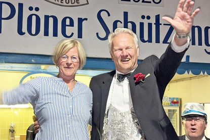 Sven Hansen wurde am Freitagabend zum neuen König proklamiert – an seiner Seite: Ehefrau Dorit.