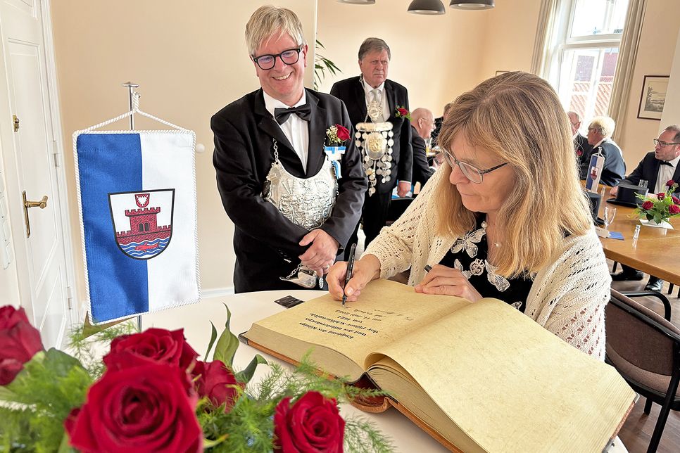 Nicht nur König Mark Westerwelle, auch Gattin Gabi durfte sich im Rathaus in das Goldene Buch der Stadt Plön eintragen – als erste Königin überhaupt.