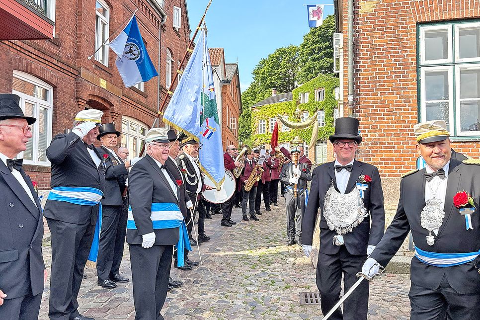 Antreten auf dem Schlossberg: Noch-König Mark I. schritt zusammen mit Major Helge Wiederich die Reihen ab.