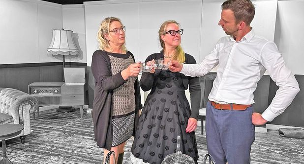 Darf es etwas Bowle sein? Sabine Lange (links), Gardi Schaening und Stefan Bosch stoßen furchtlos an.