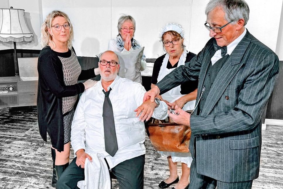 Da muss Hausarzt Dr. Hadenfeld (Joachim Schröder, rechts) erst mal den Puls fühlen: Die Damen (Sabine Lange, Helene Bauer und Edda Felber) sorgen sich um Sönke Steffens.