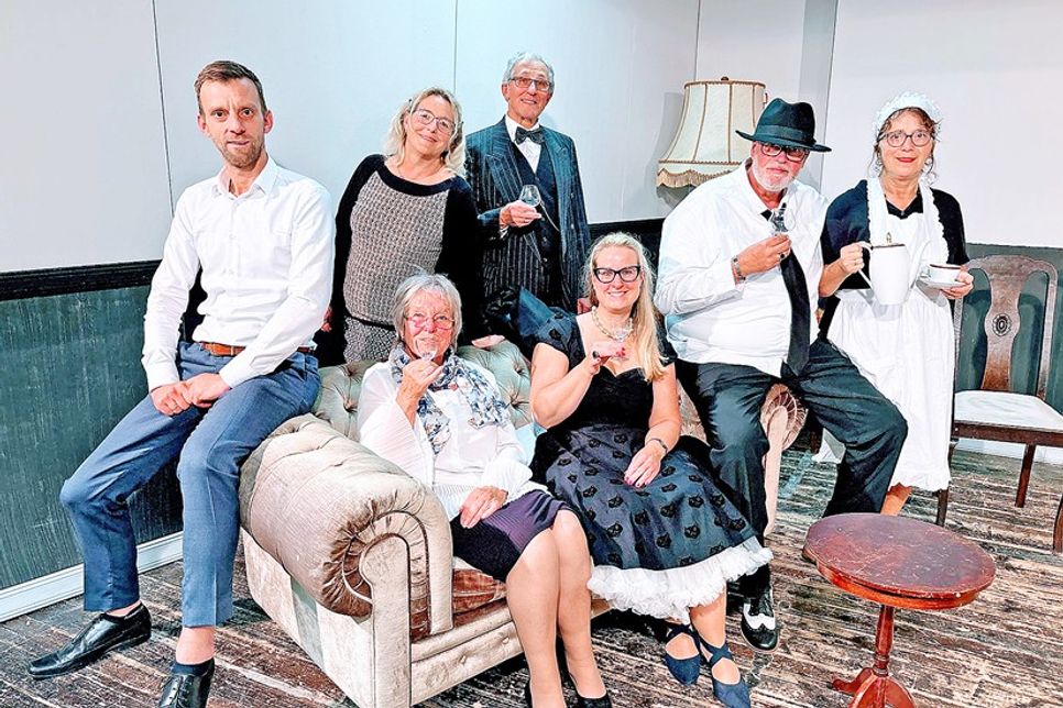 Noch sind alle Gäste quicklebendig (v.l.): Es spielen Stefan Bosch, Sabine Lange, Helene Bauer, Joachim Schröder, Gardi Schaening, Sönke Steffens und Edda Felber.