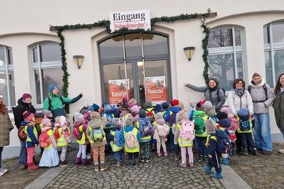 Voller Vorfreude warten alle gespannt auf den Einlass.