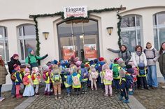 Voller Vorfreude warten alle gespannt auf den Einlass.