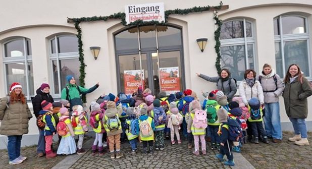 Voller Vorfreude warten alle gespannt auf den Einlass.