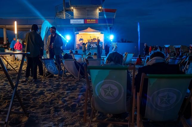 Das Chillout-Konzert mit DJ Vargo und Gitarren-Maestro Roland Cabezas gibt´s direkt am DLRG-Turm am Nordstrand.(Foto: Reimo Schaaf)