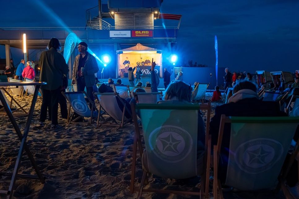 Das Chillout-Konzert mit DJ Vargo und Gitarren-Maestro Roland Cabezas gibt´s direkt am DLRG-Turm am Nordstrand.(Foto: Reimo Schaaf)