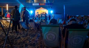 Das Chillout-Konzert mit DJ Vargo und Gitarren-Maestro Roland Cabezas gibt´s direkt am DLRG-Turm am Nordstrand.(Foto: Reimo Schaaf)