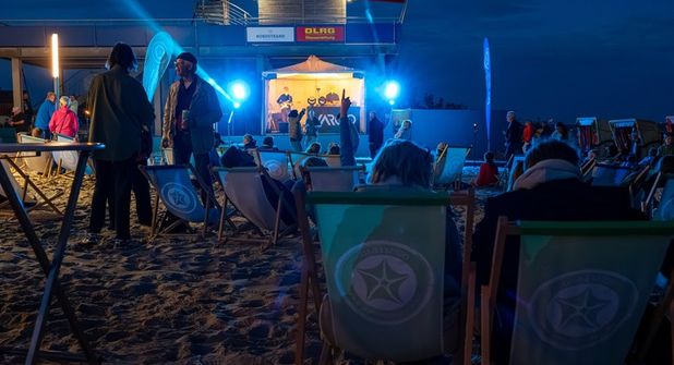 Das Chillout-Konzert mit DJ Vargo und Gitarren-Maestro Roland Cabezas gibt´s direkt am DLRG-Turm am Nordstrand.(Foto: Reimo Schaaf)