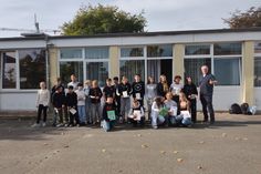 Fachleiter Nico Frewert und Schulleiter Jan-Eric Hertwig ehrten die Schülerinnen und Schüler.